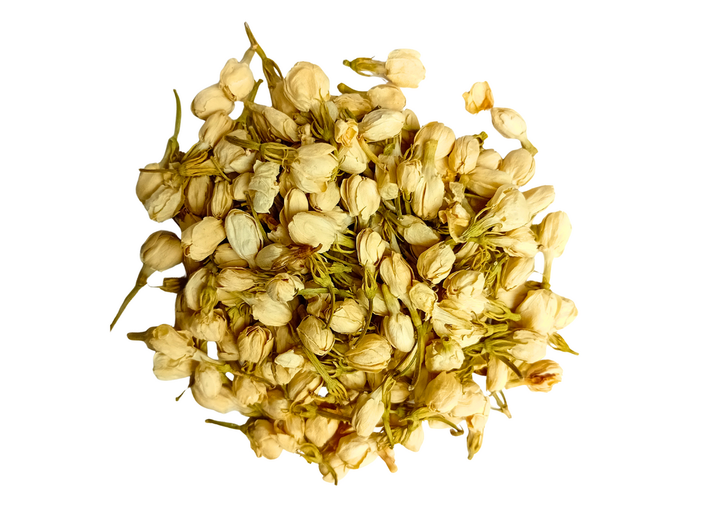 Vue de dessus d'un monticule de petits boutons floraux séchés, de couleur blanc cassé ou crème, probablement des fleurs de jasmin, isolés sur un fond blanc