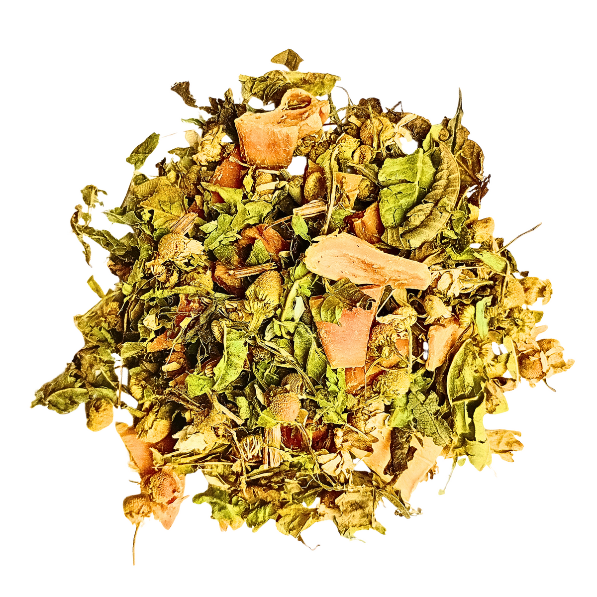 Vue de dessus d'un mélange de tisane composé de feuilles séchées et de têtes de camomille. Le mélange est parsemé de gros morceaux de fruits séchés de couleur jaune-orange, qui pourraient être de la mangue ou du gingembre