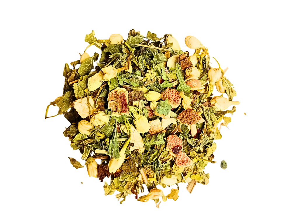 Vue de dessus d'un mélange de tisane dominé par des feuilles séchées vertes et des boutons de fleurs de jasmin de couleur claire. Le mélange contient aussi de la citronnelle et des morceaux de zeste d'orange séché 