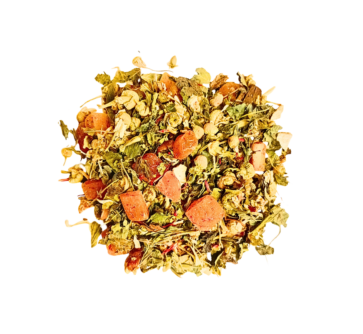 Vue de dessus d'un mélange de tisane composé de feuilles séchées, de têtes de camomille et de petits morceaux de fruits séchés orange clair, qui pourraient être de l'abricot