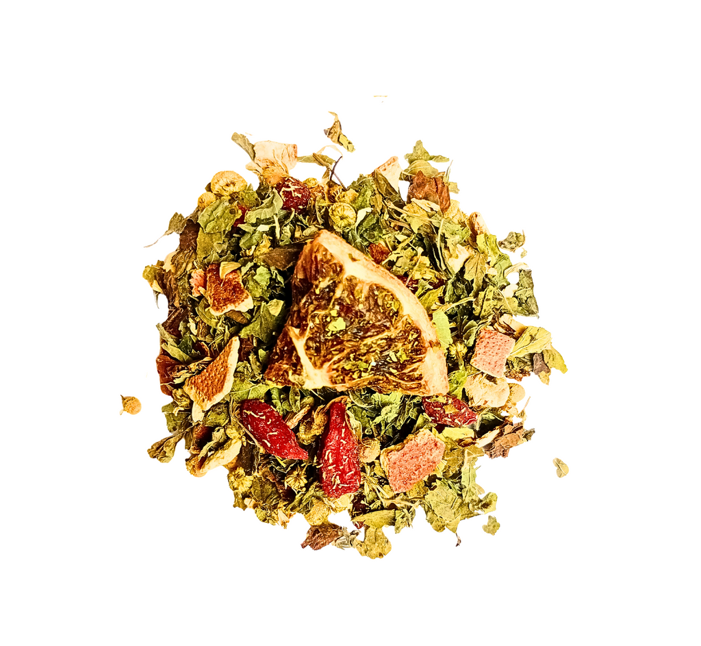 Vue de dessus d'un tas d'ingrédients de tisane, principalement des feuilles séchées et de petites têtes florales de camomille. Au centre, se trouve une grande tranche d'orange séchée. Le mélange contient également des morceaux de zeste d'orange et de petits fruits rouges séchés
